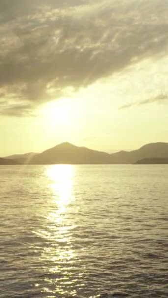 Abendliche Meereslandschaft des Mittelmeeres in der Nähe der Küste Montenegros. Vertikales Video — Stockvideo