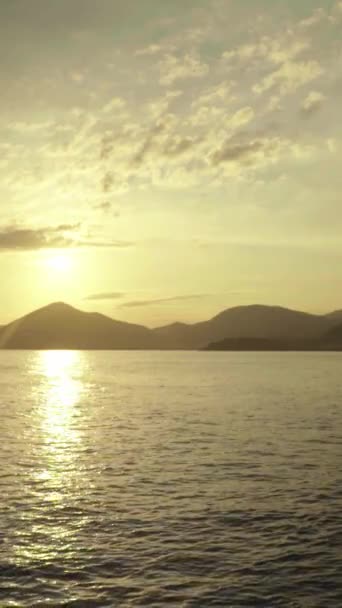 Paisaje marino nocturno del mar Mediterráneo cerca de la costa de Montenegro. Vídeo vertical — Vídeo de stock