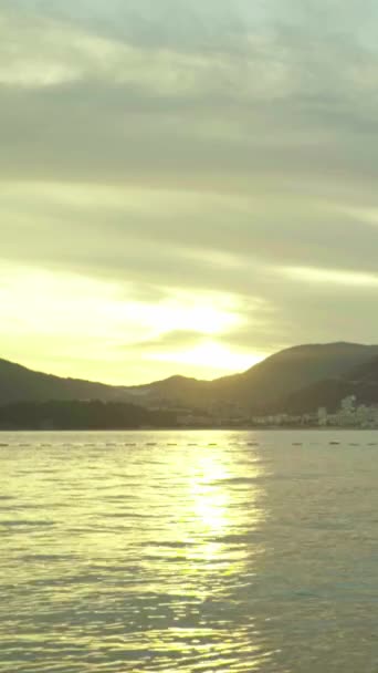 Avond zeegezicht van de Middellandse Zee bij de kust van Montenegro. Verticale video — Stockvideo