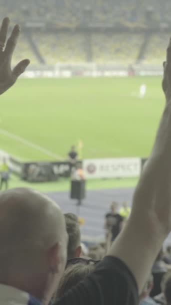 Aficionados en el estadio durante el partido. Vídeo vertical — Vídeo de stock