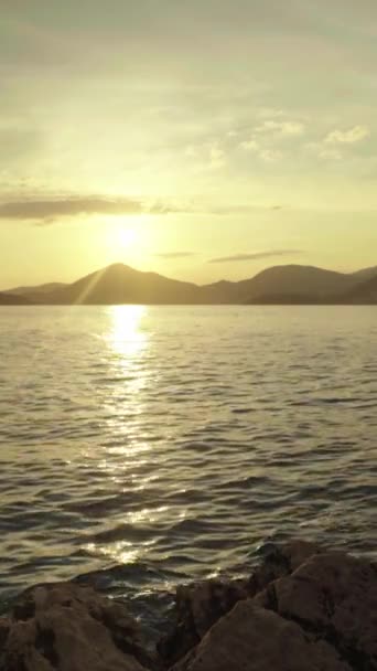 Вечірнє море Середземного моря біля узбережжя Чорногорії. Вертикальне відео — стокове відео