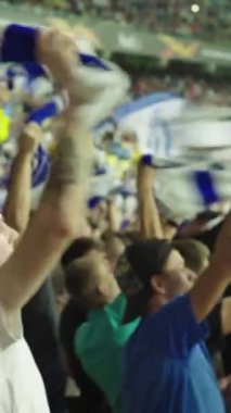 Maç boyunca stadyumdaki taraftarlar. Dikey video