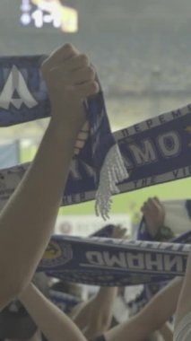 Maç boyunca stadyumdaki taraftarlar. Dikey video