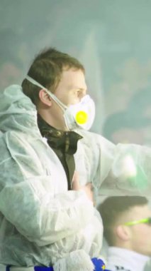 Maç boyunca stadyumdaki taraftarlar. Dikey video