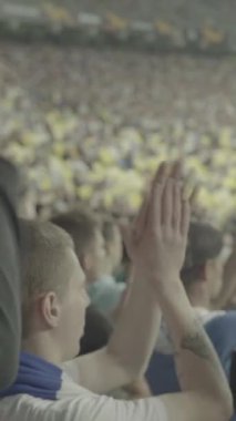 Maç boyunca stadyumdaki taraftarlar. Dikey video