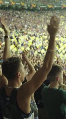Maç boyunca stadyumdaki taraftarlar. Dikey video