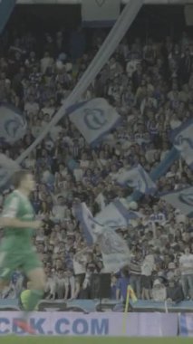 Maç boyunca stadyumdaki taraftarlar. Dikey video