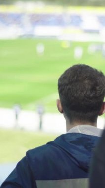 Maç boyunca stadyumdaki taraftarlar. Dikey video