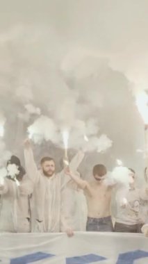 Maç boyunca stadyumdaki taraftarlar. Dikey video