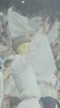 Maç boyunca stadyumdaki taraftarlar. Dikey video