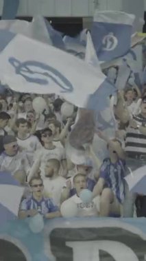 Maç boyunca stadyumdaki taraftarlar. Dikey video