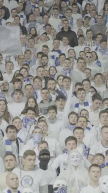 Maç boyunca stadyumdaki taraftarlar. Dikey video