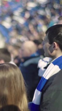 Maç boyunca stadyumdaki taraftarlar. Dikey video