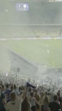 Maç boyunca stadyumdaki taraftarlar. Dikey video