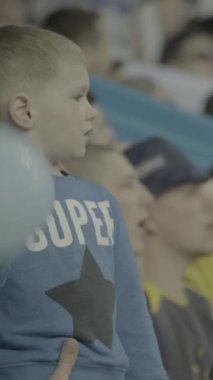 Maç boyunca stadyumdaki taraftarlar. Dikey video