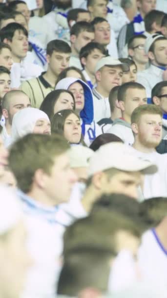 Fanoušci na stadionu během hry. Svislé video — Stock video