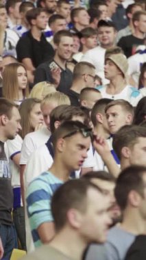 Maç boyunca stadyumdaki taraftarlar. Dikey video