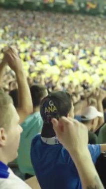 Maç boyunca stadyumdaki taraftarlar. Dikey video