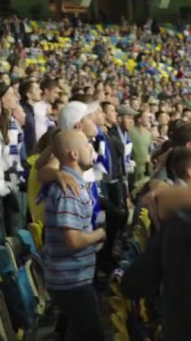 Maç boyunca stadyumdaki taraftarlar. Dikey video