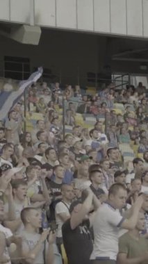Maç boyunca stadyumdaki taraftarlar. Dikey video