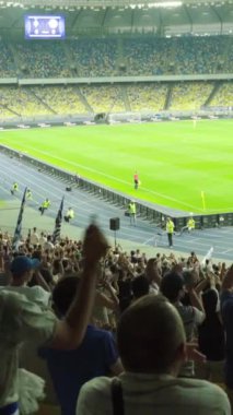 Maç boyunca stadyumdaki taraftarlar. Dikey video