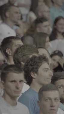 Maç boyunca stadyumdaki taraftarlar. Dikey video