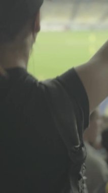 Maç boyunca stadyumdaki taraftarlar. Dikey video