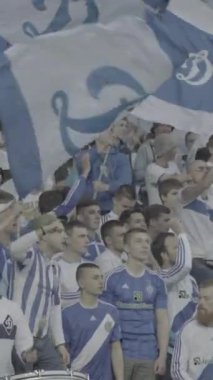 Maç boyunca stadyumdaki taraftarlar. Dikey video