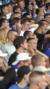 Maç boyunca stadyumdaki taraftarlar. Dikey video