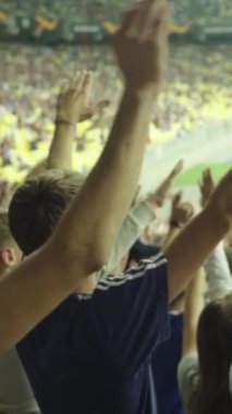 Maç boyunca stadyumdaki taraftarlar. Dikey video