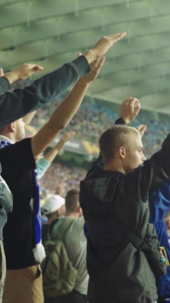 Fanoušci na stadionu během hry. Svislé video — Stock video