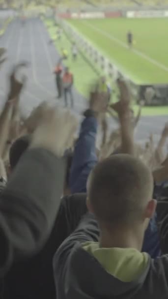 Aficionados en el estadio durante el partido. Vídeo vertical — Vídeos de Stock