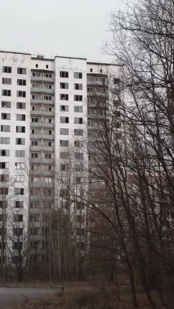 Sperrzone Tschernobyl. Pripjat. Vertikales Video — Stockvideo