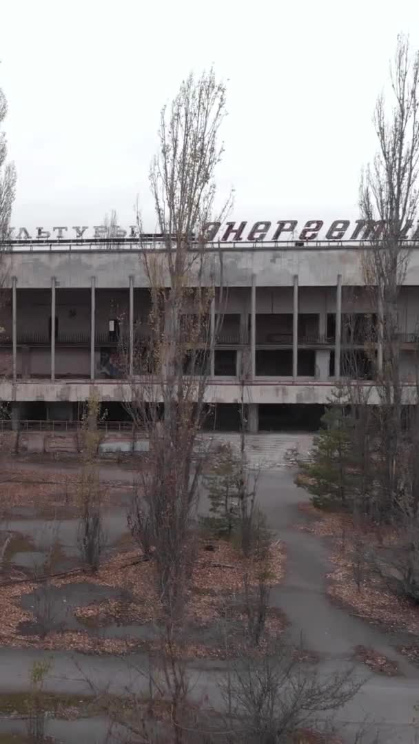 Sperrzone Tschernobyl. Pripjat. Vertikales Video — Stockvideo