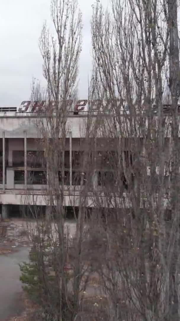 Uitsluitingszone Tsjernobyl. Pripyat. Verticale video — Stockvideo