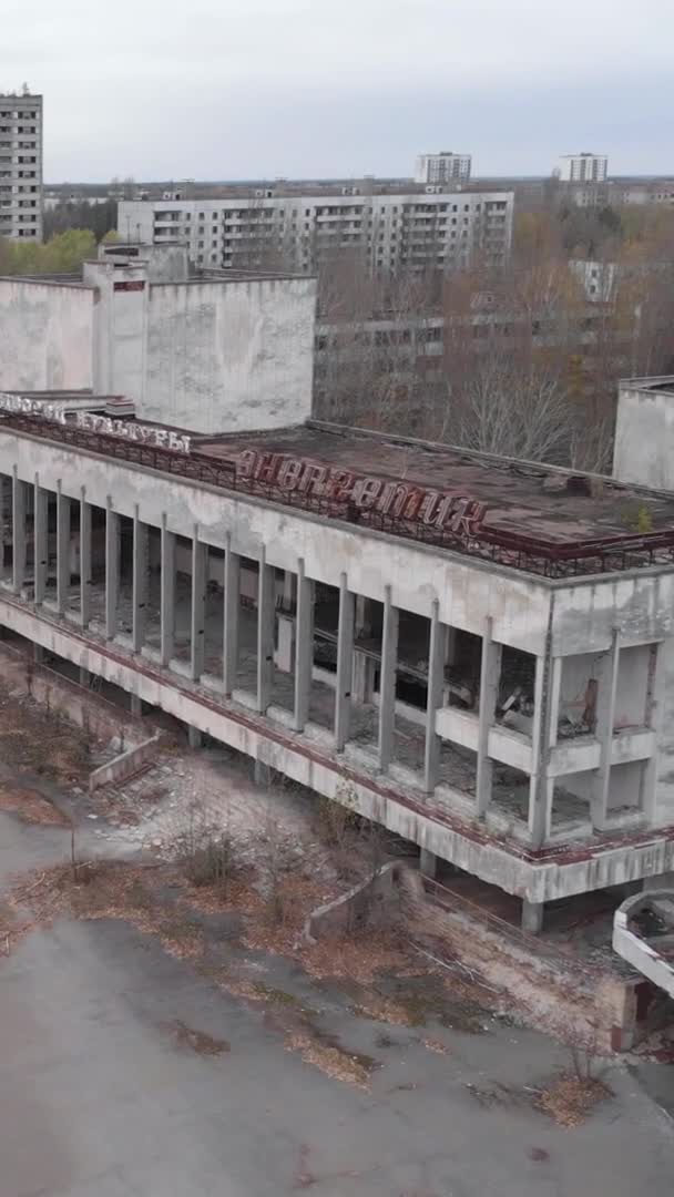 Sperrzone Tschernobyl. Pripjat. Vertikales Video — Stockvideo