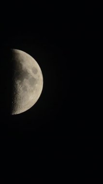 Ay 'a yakın çekim. Uydu gezegeni. Dikey video