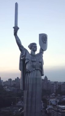 Kyiv, Ukrayna Anavatan Anıtı. Dikey video