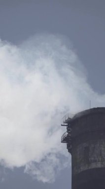 Duman bacadan geliyor. Dikey video