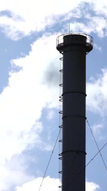 Duman bacadan geliyor. Dikey video