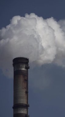 Duman bacadan geliyor. Dikey video