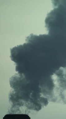 Duman bacadan geliyor. Dikey video