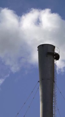 Duman bacadan geliyor. Dikey video