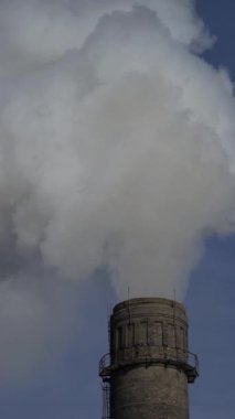 Duman bacadan geliyor. Dikey video