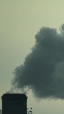 Duman bacadan geliyor. Dikey video