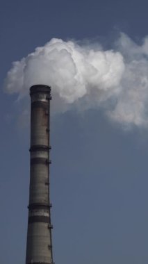 Duman bacadan geliyor. Dikey video