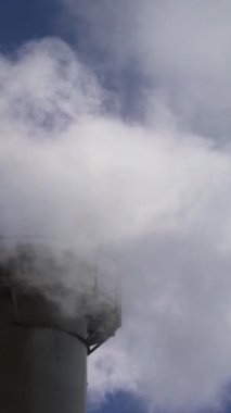 Duman bacadan geliyor. Dikey video