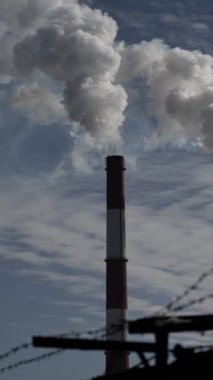 Duman bacadan geliyor. Dikey video