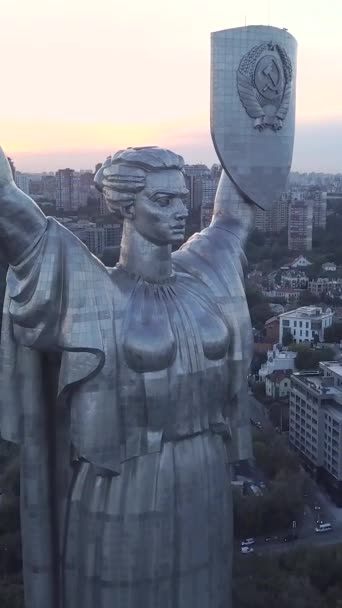 Kiev, Ukraina - Motherland Monument. Vertikal video — Stockvideo