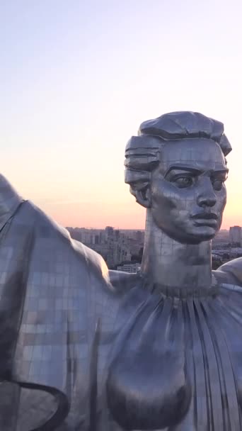 Київ, Україна - Монумент Батьківщини. Вертикальне відео — стокове відео
